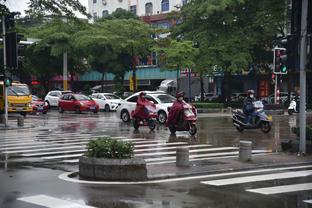 梅西未出场！中国香港TVB场外采访，背景多名球迷狂喊退钱